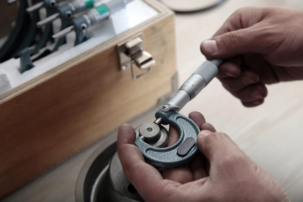 Precise measurement with micrometer on metal